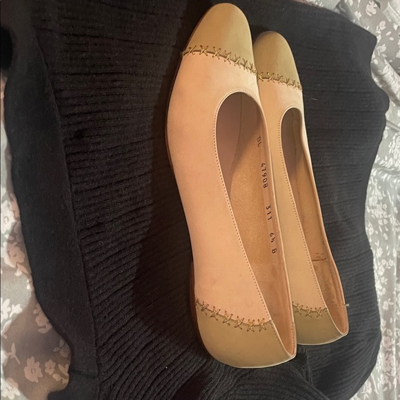 Salvatore Ferragamo Cream Flats with Gold Accents 6.5 B - Picture 2 of 6